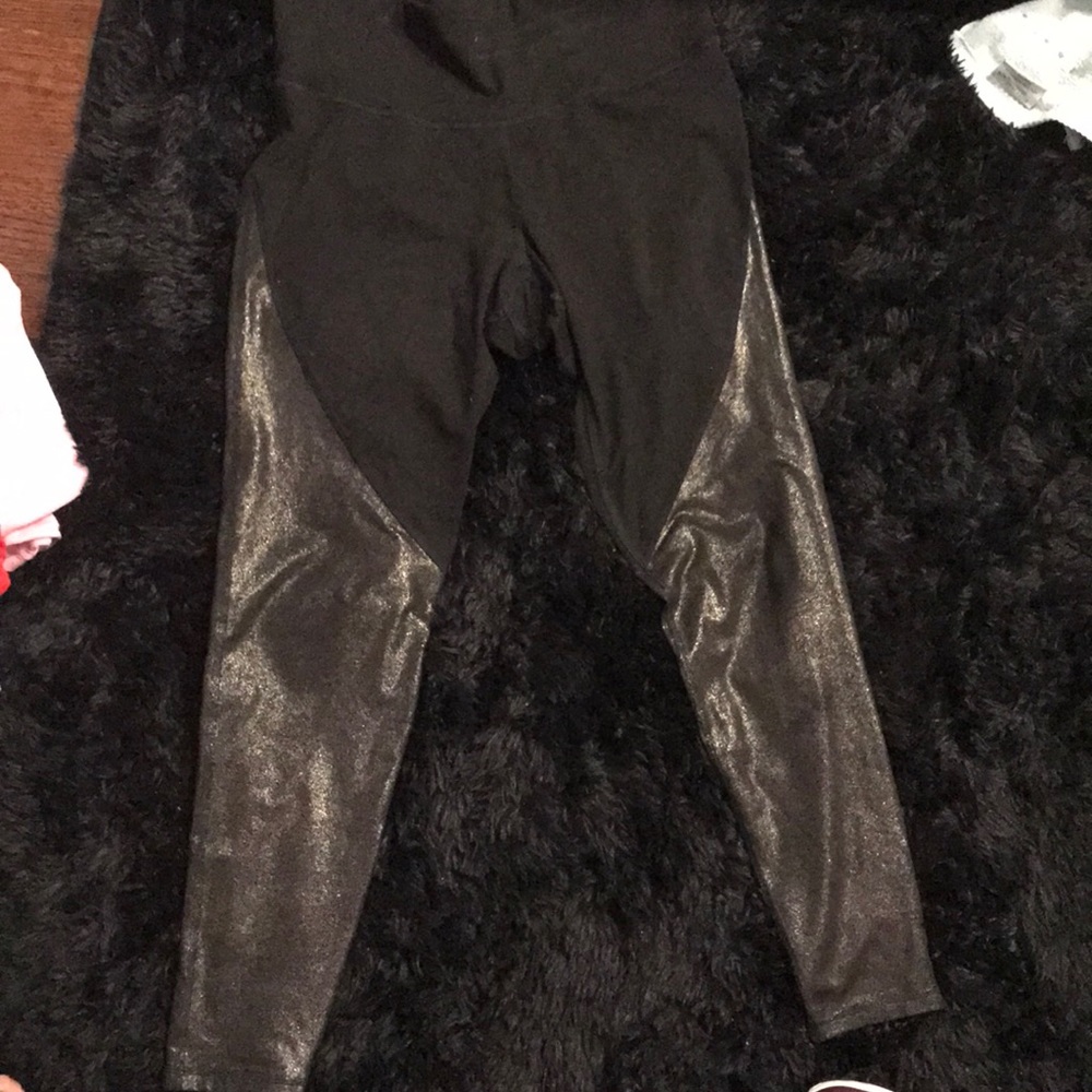 Old Navy Active Leggings with gold accent; Size L
